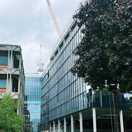 Det är trångt runt EQ Building, vilket ställde krav vid leverans och installation av ventilationsaggregaten. Avståndet till närliggande byggnader är väldigt kort.